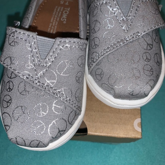 TOMS NWT Classic Drizzle Grey Foil Peace Signs 5 - Picture 4 of 6
